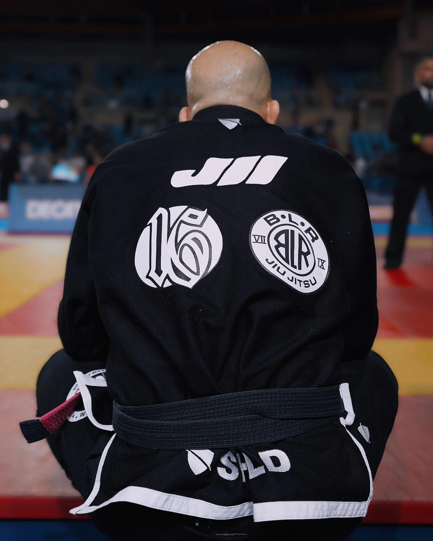 Reda de dos, le logo JII Athletics brodé sur son kimono noir