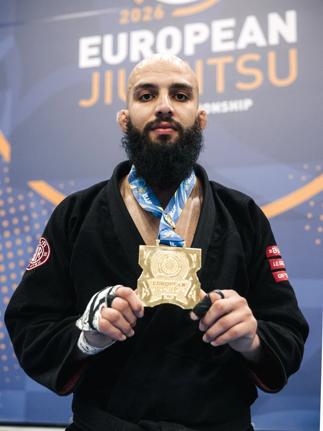 Reda tient sa médaille d'or des championnats d'Europe IBJJF 2026
