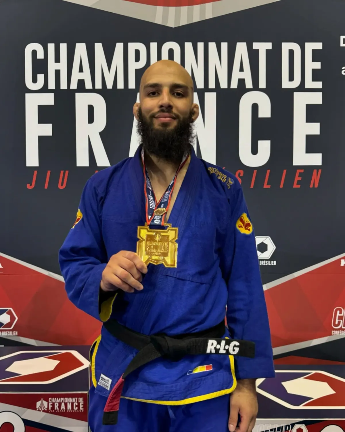 Reda avec sa médaille d'or au championnat de France de jiu-jitsu brésilien