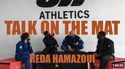 Reda et trois athlètes assis sur le tapis de JII Athletics, vignette Talk on the mat